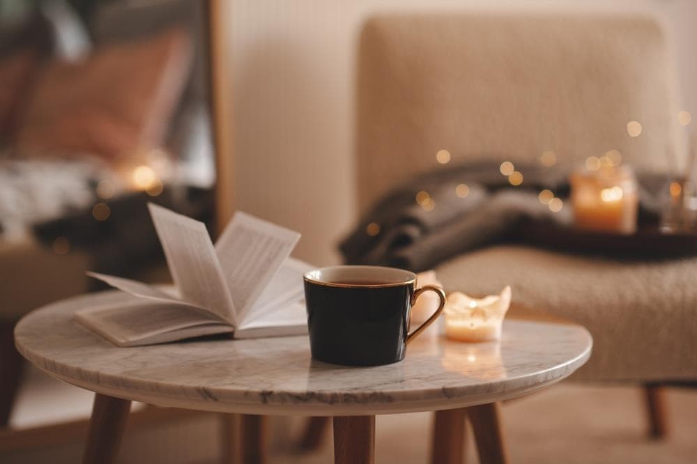 Cómo crear un ambiente acogedor en tu salón con los colores y los textiles adecuados